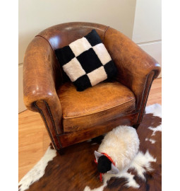 COUSSIN DAMIER EN PEAU DE MOUTON